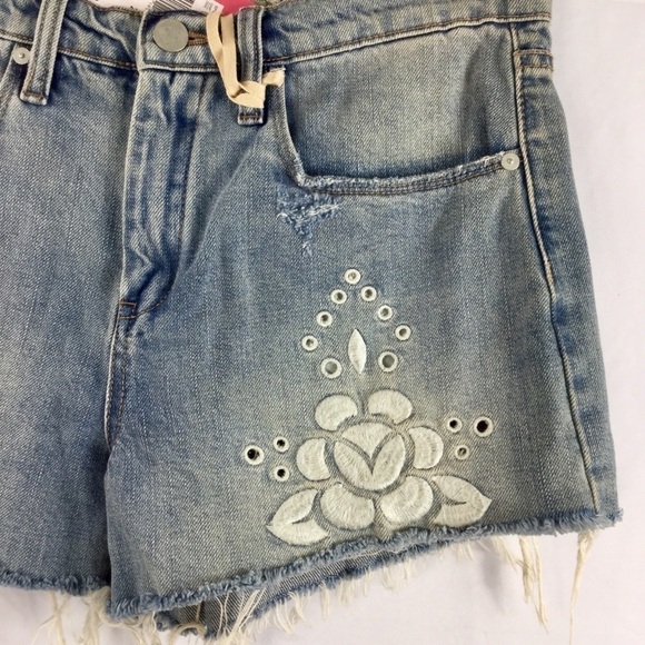 CHELSEA & violet light wash floral embroidered frayed hem denim jean shorts NWT - Picture 4 of 7